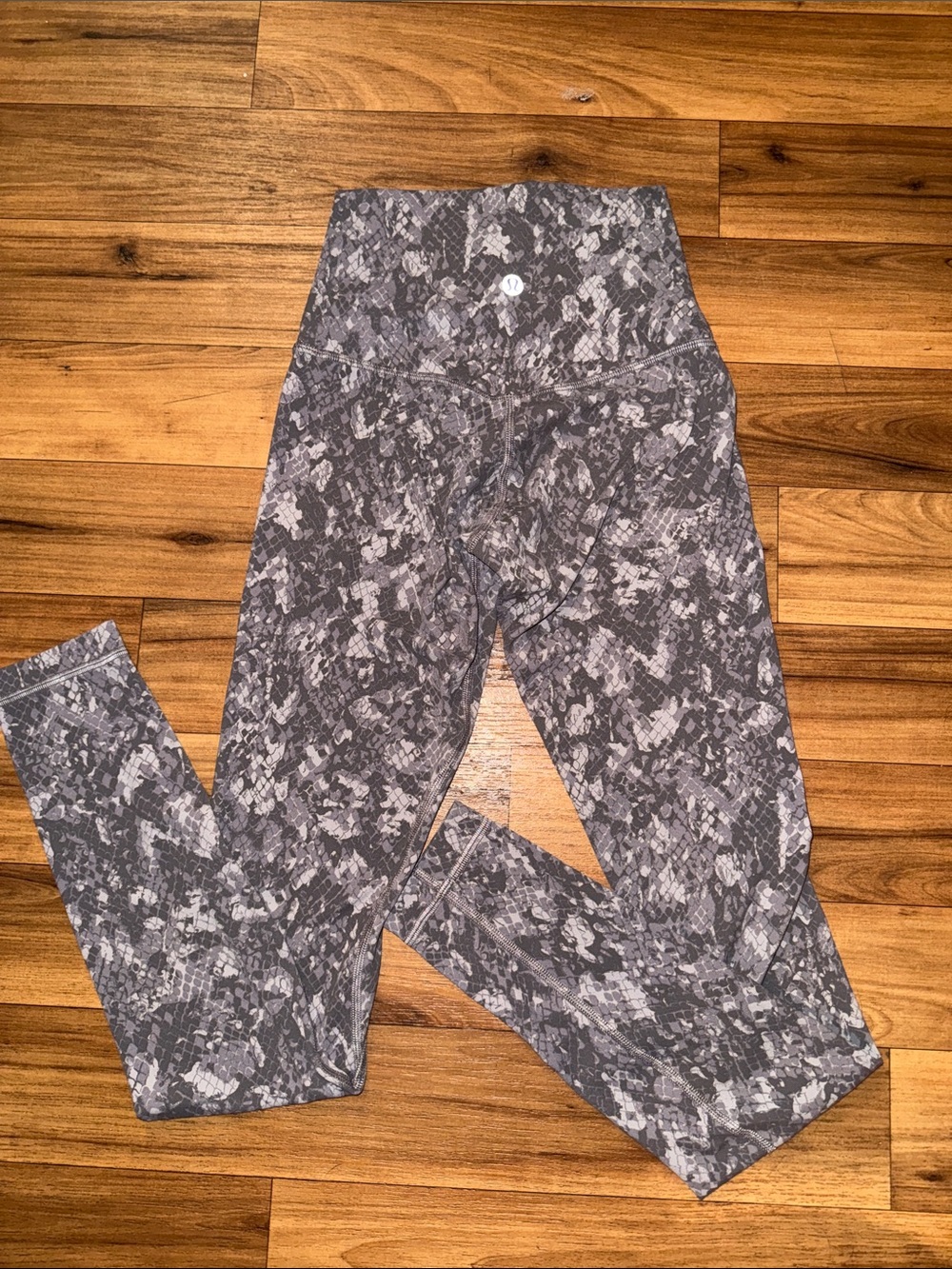 lululemon athletica Snake-Print Leggings — Gray and Cream